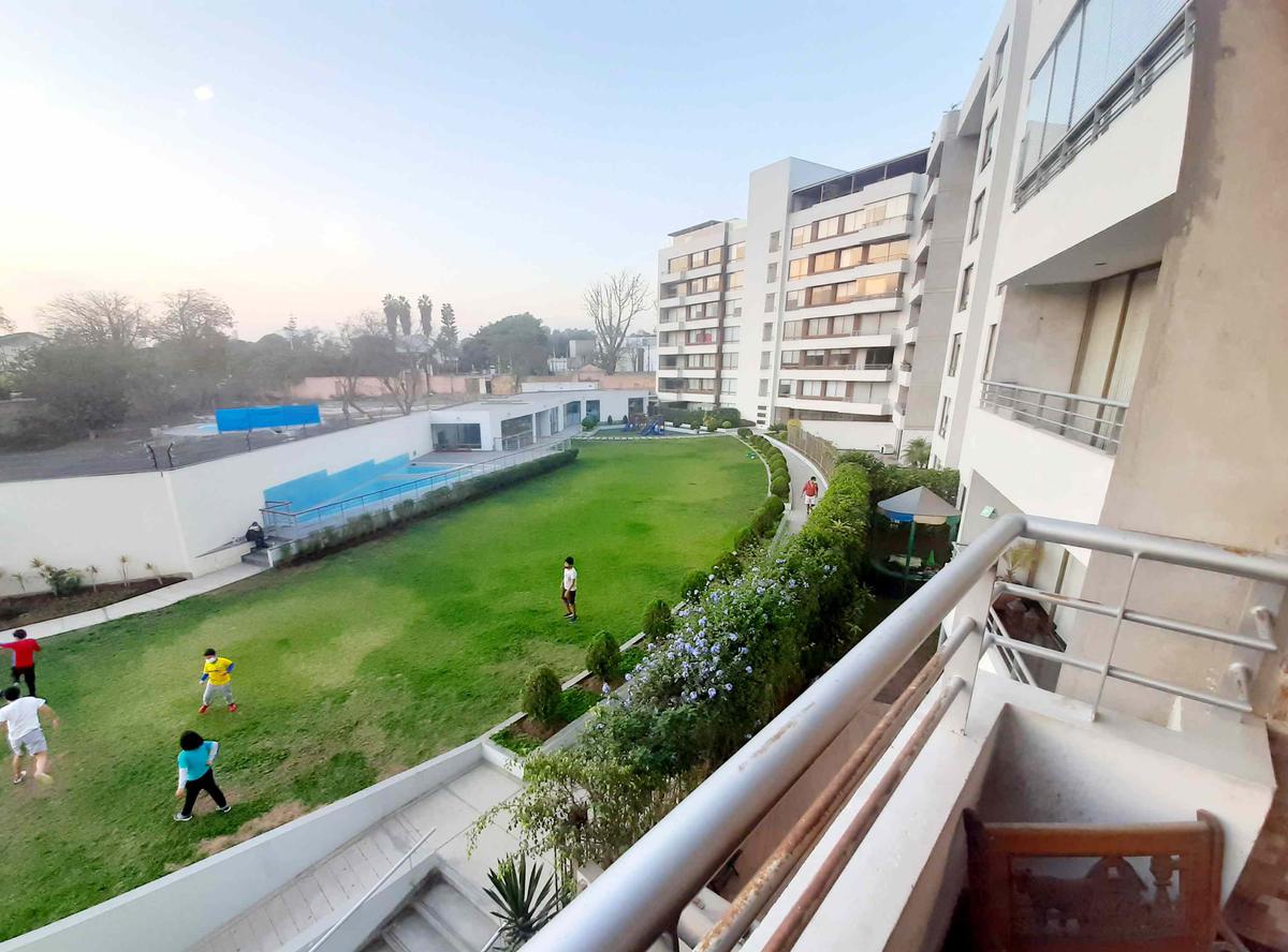 Departamento - Santiago de Surco, hermoso flat en un condominio con areas verdes y piscina.