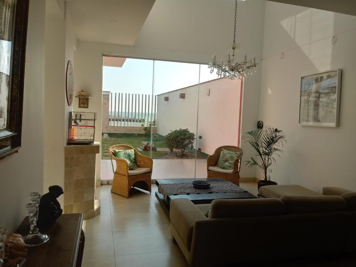 Linda Casa en Venta con piscina, 300m2 Ubicada en Brisas de Villa, Chorrillos